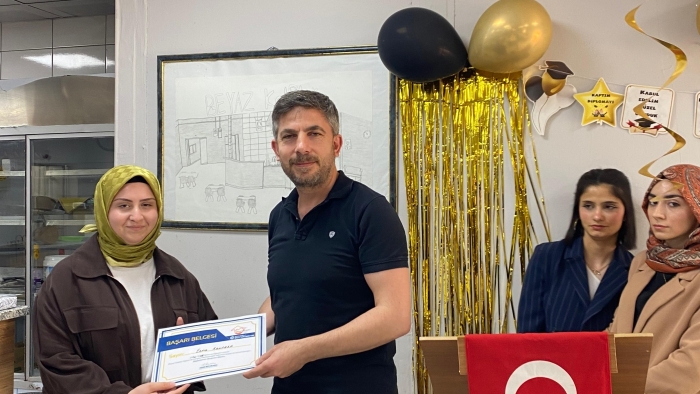 Büyükşehir Beyaz Kalpler Eğitim Merkezi'nde 12 genç, aşçı yardımcılığı eğitimini başarıyla tamamladı ve mezuniyet sertifikalarını aldı